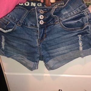 Stretchy shorts that don’t have a lot of rips !